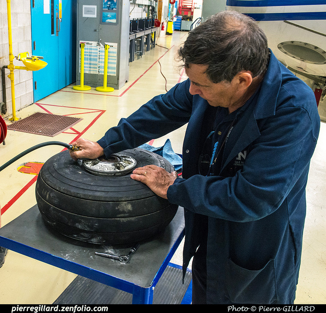 Pierre GILLARD: 2017-07-17 - Changement du pneu de la roulette de queue du DC-3 C-FDTD &emdash; 2017-611928