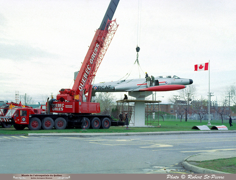 Pierre GILLARD: 1982-11 - Installation du CF-100 sur le socle à la base militaire de Saint-Hubert &emdash; 056159