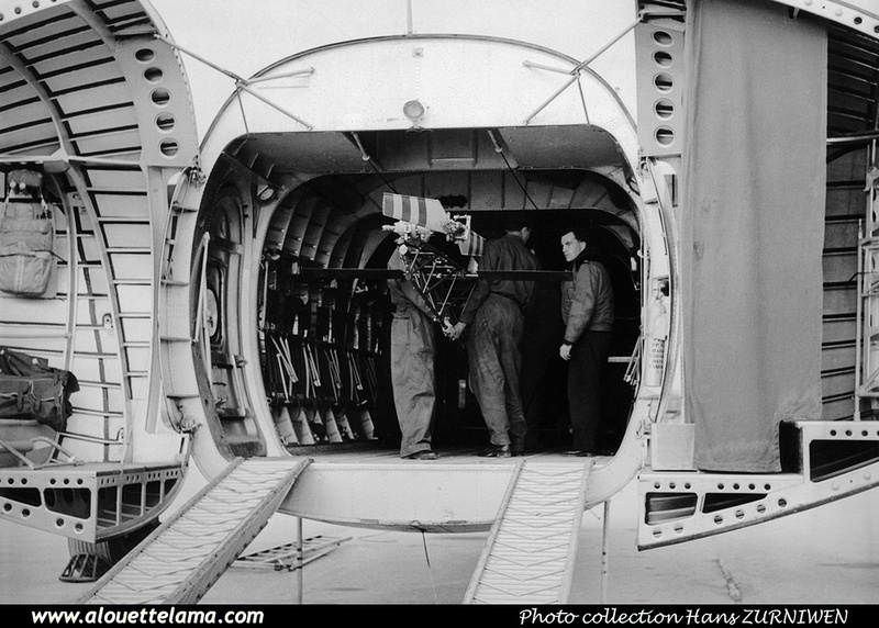 Pierre GILLARD: 1957 - Chargement d'une Alouette II à bord d'un Nord 2501 Noratlas &emdash; 010497