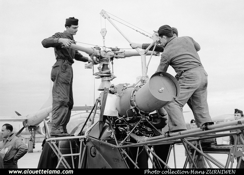 Pierre GILLARD: 1957 - Chargement d'une Alouette II à bord d'un Nord 2501 Noratlas &emdash; 010493